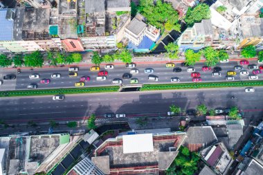 Modern şehir trafik yol bina ile havadan görünümü