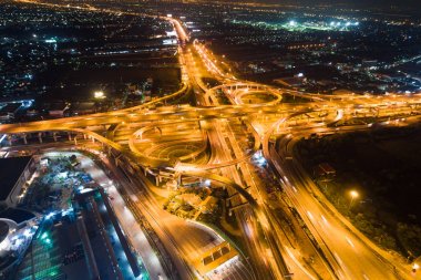 Gece trafik Kavşağı şehir yol araç hareketi ile