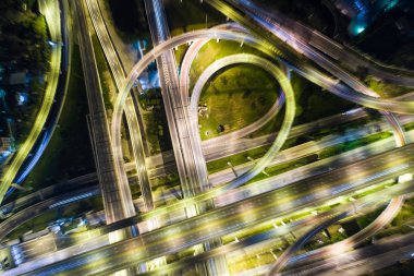 Gece trafik Kavşağı şehir yol araç hareketi ile