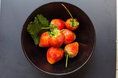 Çilek taze vitamini meyve kase top görüntülemek