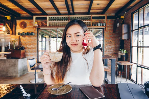 Beautiful Business Women Using Smartphone Tablet Coffee Cup Art Cafe — Stock Photo, Image