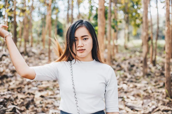 Hipster Mujeres Relajándose Teca Bosque Montaña Mujeres Asiáticas —  Fotos de Stock