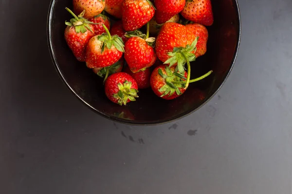Клубника свежие витаминные фрукты в миске вид сверху — стоковое фото