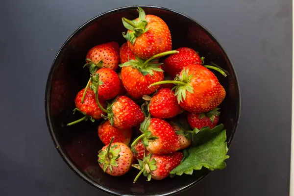 Strawberry fresh vitamin fruit in bowl top view — Stock Photo, Image