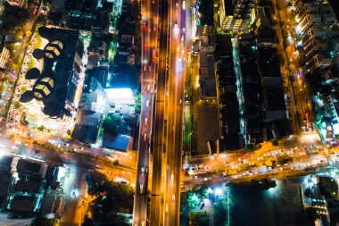 Gece trafik 3 açı Kavşağı yol araba ışık ile arka plan bulanık