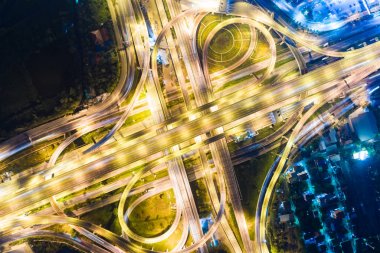 Gece lambası araba hareketinin Road'da Kavşağı arasında trafik