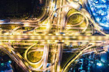 Gece lambası araba hareketinin Road'da Kavşağı arasında trafik