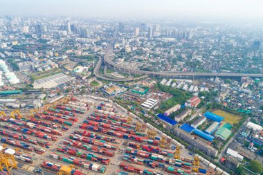 Vinç nehir kıyısı ile tersanede konteyner gemisi