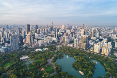 Yeşil parkı ile modern şehir şehir Bangkok