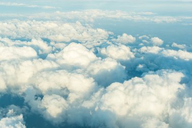 Pürüzlü doğa arka planına sahip mavi gökyüzü