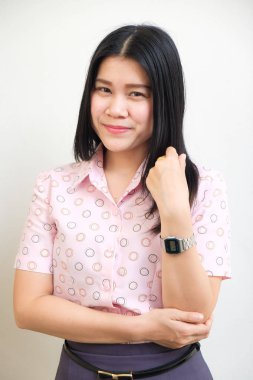 Beyaz arka planda Asyalı iş kadını portresi