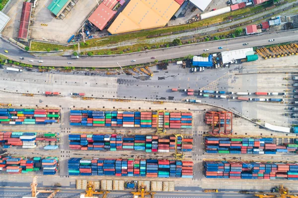 Şehirde kargo konteyner kargo İskelesi Ticaret Limanı