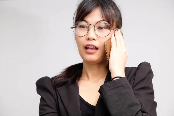 Företagskvinnor talar med smartphone bära kostym och gogles — Stockfoto