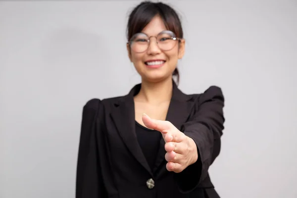 Business leende kvinnor gest hand skaka — Stockfoto