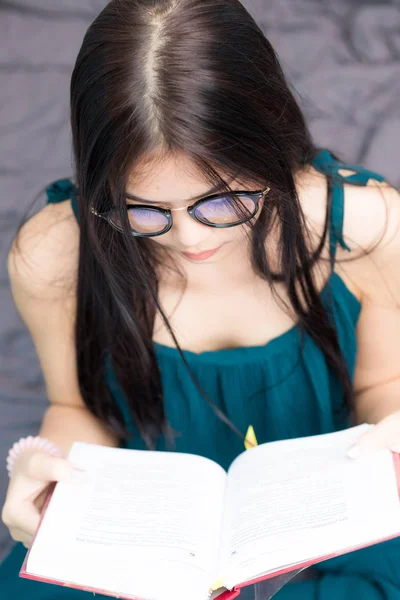 Étudiant asiatique femmes lecture livre sur confortable lit condominium chambre — Photo