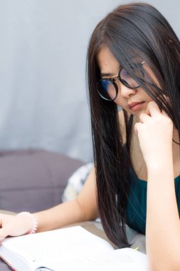 Öğrenci Asyalı kadınlar rahat yatak kat mülkiyeti Oda kitap okuma