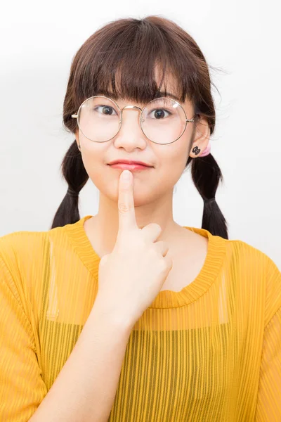 Mignon Drôle Asiatique Femmes Avec Des Lunettes Sur Fond Blanc — Photo