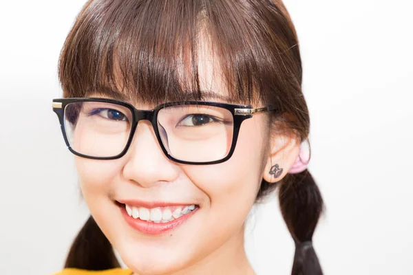 Portrait Femmes Lunettes Asiatiques Affaires Souriant Sur Fond Blanc — Photo