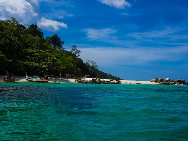 Ruhiges blaues Meer mit exotischer Insel andaman sea — Stockfoto