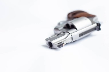 .357 .44 magnum beyaz bckground 'a gizlenmiş tabanca.