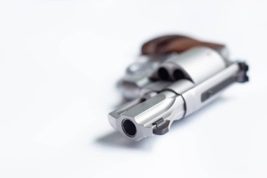 .357 .44 magnum beyaz bckground 'a gizlenmiş tabanca.