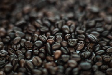 Kavrulmuş koyu kahverengi kahve fasulyesi pelerini