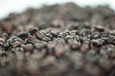 Kavrulmuş koyu kahverengi kahve fasulyesi pelerini