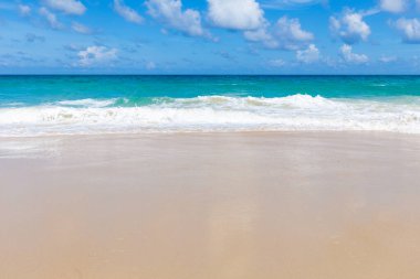 Yazın deniz dalgası Bulutlu beyaz kumsal