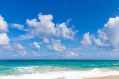 Yazın deniz dalgası Bulutlu beyaz kumsal