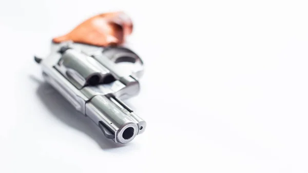 .357 .44 magnum pistolet revolver caché sur fond blanc — Photo