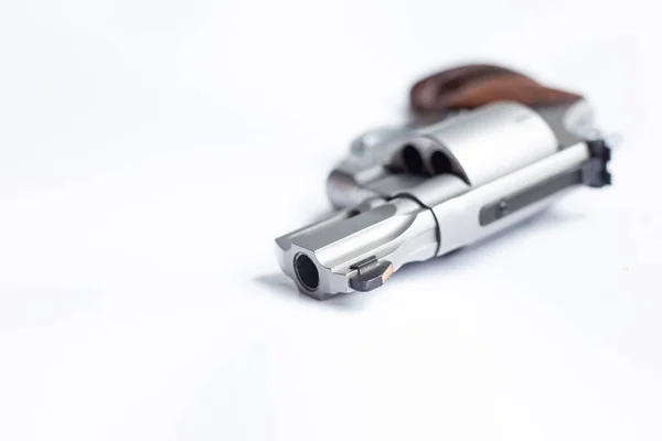 .357 .44 magnum ocultar pistola de revólver en el suelo de bckground blanco — Foto de Stock