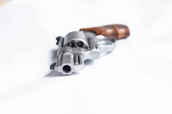 .357 .44 magnum ocultar pistola de revólver en el suelo de bckground blanco —  Fotos de Stock