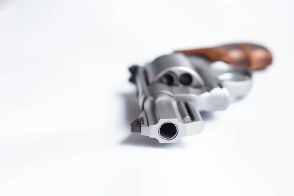 .357 .44 magnum menyembunyikan pistol revolver di tanah berbatu putih — Stok Foto