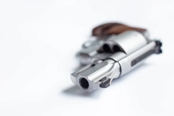 .357 .44 magnum ocultar pistola de revólver en el suelo de bckground blanco — Foto de Stock