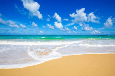 Yazın deniz dalgası Bulutlu beyaz kumsal