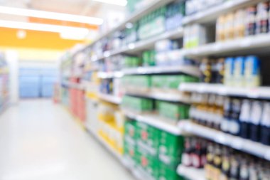 Bokeh raflarda çeşitli ürünlerle süpermarketi bulanıklaştırdı