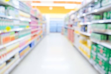 Bokeh raflarda çeşitli ürünlerle süpermarketi bulanıklaştırdı