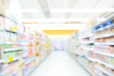 Bokeh raflarda çeşitli ürünlerle süpermarketi bulanıklaştırdı