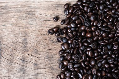 Ahşap arka planda kavrulmuş Arap kahvesi.