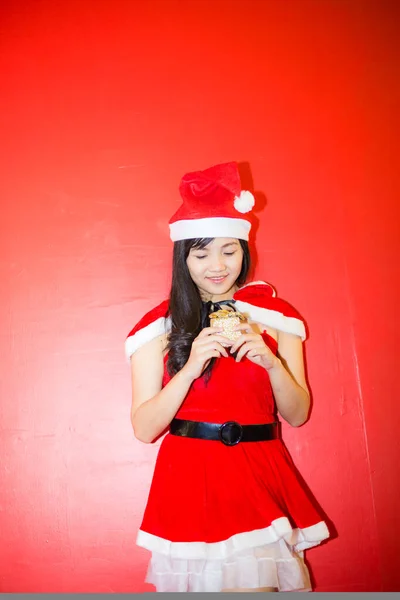 Hermosa chica sexy con ropa de Santa Claus con caja de regalo —  Fotos de Stock