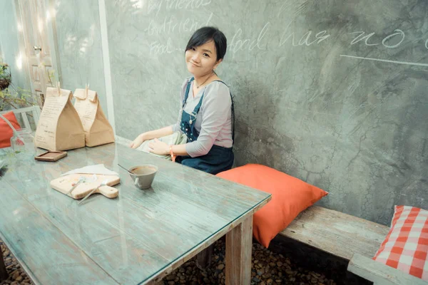Азиатки пьют кофе в арт-кафе — стоковое фото