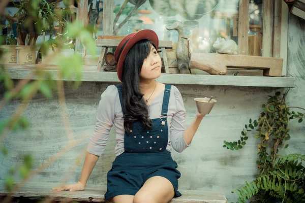 Asiatische Frauen trinken Kaffee im Kunstcafé — Stockfoto