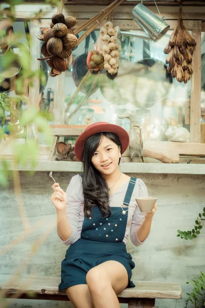 Femmes asiatiques buvant du café dans un café d'art — Photo