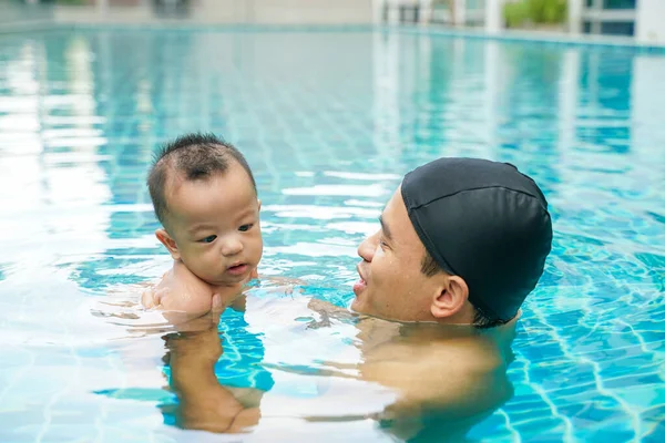 Niemowlę uroczy chłopiec pływanie z ojcem — Zdjęcie stockowe