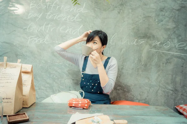 Mujeres asiáticas tomando café en la cafetería de arte —  Fotos de Stock