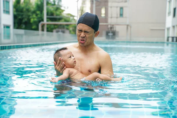 Menino infantil adorável nadando com o pai — Fotografia de Stock