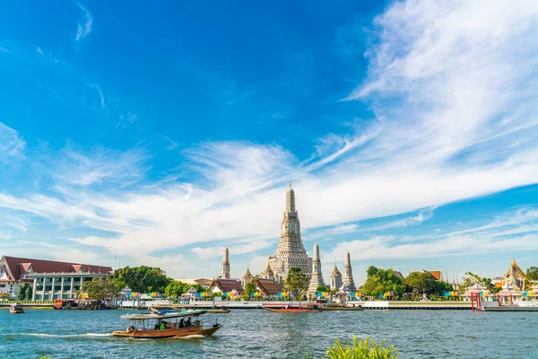 Tempel van zonsopgang zonnige dag met reisboot — Stockfoto