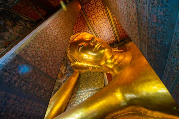 Tapınakta uzanan büyük altın Budist heykeli — Stok fotoğraf
