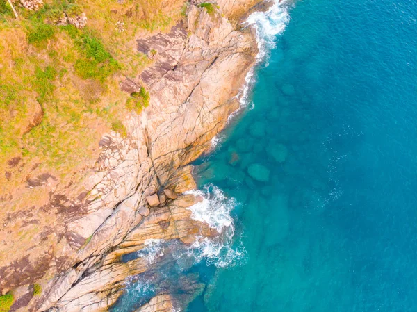 有绿树的海岛海滨鸟瞰 — 图库照片