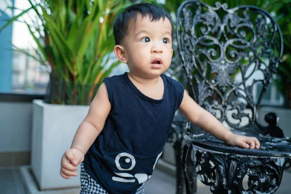 Adorabile 1 anno bambino neonato pratica ragazzo in piedi all'aperto — Foto Stock